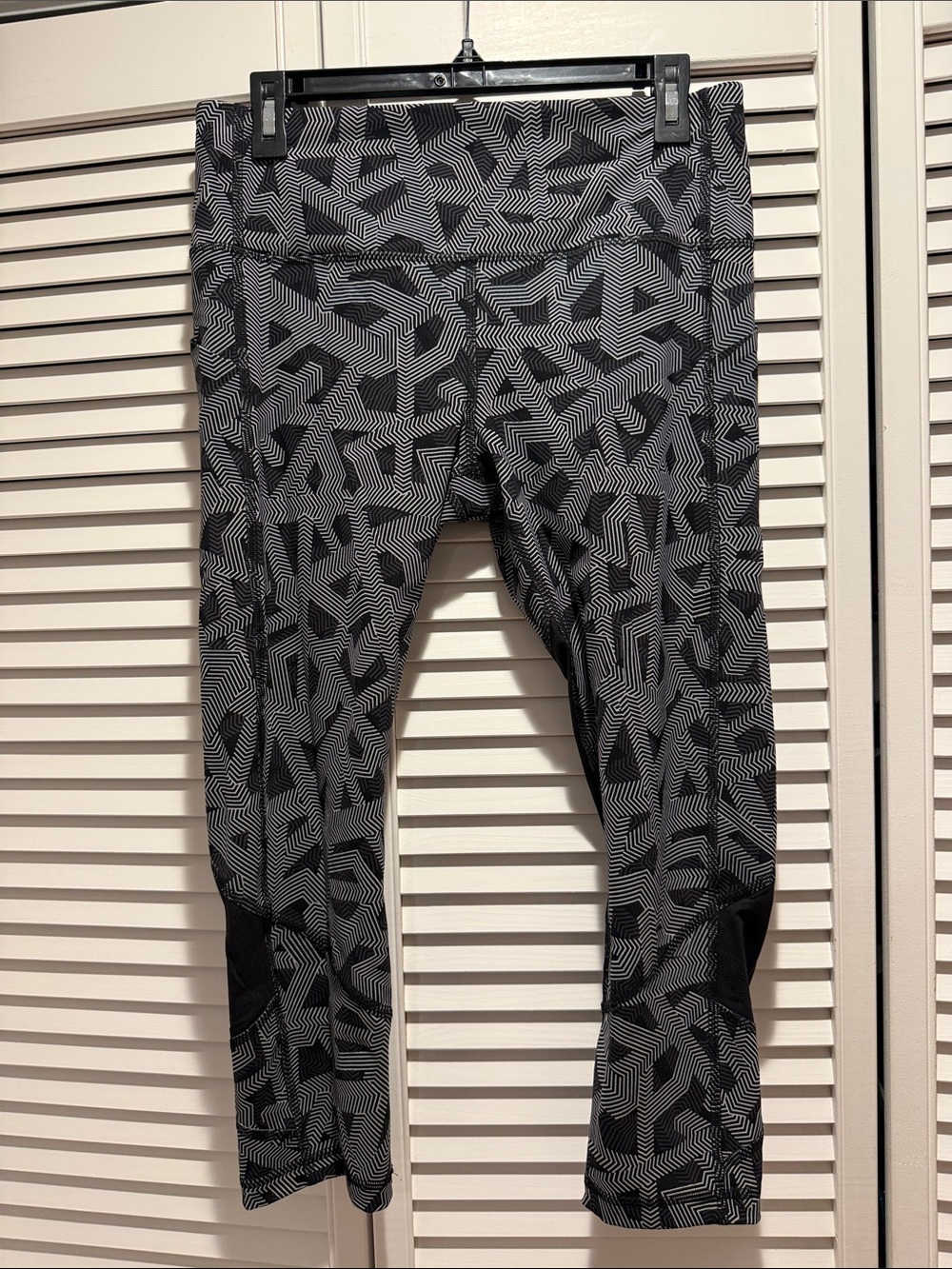 Lululemon - pace rival crops - size 10